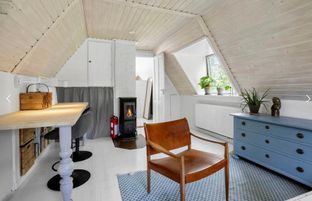 Søger I en charmerende bolig med personlighed og mange smukke detaljer, så kig nærmere på dette dobbelthus beliggende i rolige omgivelser tæt på skov og strand.  - Billede 7 af 28