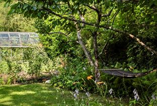 Søger I en charmerende bolig med personlighed og mange smukke detaljer, så kig nærmere på dette dobbelthus beliggende i rolige omgivelser tæt på skov og strand.  - Billede 19 af 28