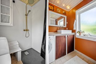 Søger I en charmerende bolig med personlighed og mange smukke detaljer, så kig nærmere på dette dobbelthus beliggende i rolige omgivelser tæt på skov og strand.  - Billede 5 af 28