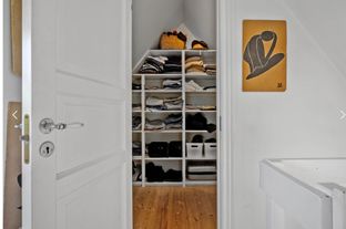 Søger I en charmerende bolig med personlighed og mange smukke detaljer, så kig nærmere på dette dobbelthus beliggende i rolige omgivelser tæt på skov og strand.  - Billede 14 af 28