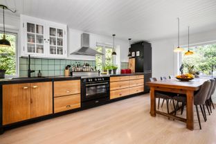 Søger I en charmerende bolig med personlighed og mange smukke detaljer, så kig nærmere på dette dobbelthus beliggende i rolige omgivelser tæt på skov og strand.  - Billede 3 af 28