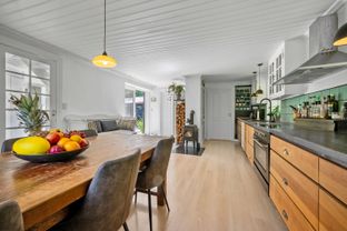 Søger I en charmerende bolig med personlighed og mange smukke detaljer, så kig nærmere på dette dobbelthus beliggende i rolige omgivelser tæt på skov og strand.  - Billede 4 af 28