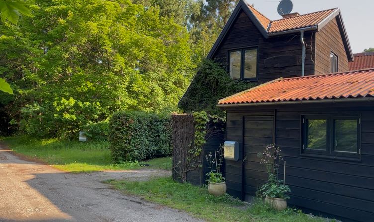 Søger I en charmerende bolig med personlighed og mange smukke detaljer, så kig nærmere på dette dobbelthus beliggende i rolige omgivelser tæt på skov og strand.  - Brødemosevej 24 B, Frederiksværk