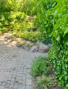 Søger I en charmerende bolig med personlighed og mange smukke detaljer, så kig nærmere på dette dobbelthus beliggende i rolige omgivelser tæt på skov og strand.  - Billede 24 af 28