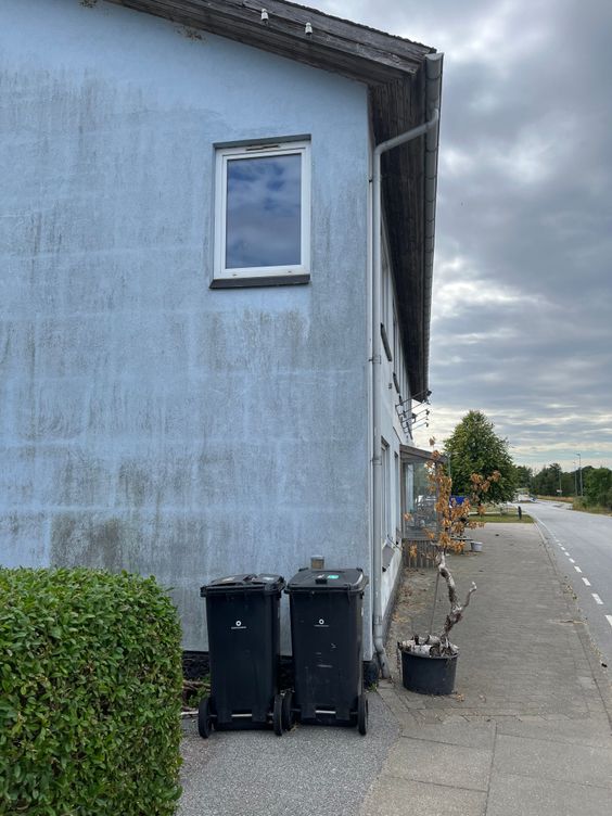 Stor ejendom med mulighed for udlejning. Privat og erhverv. - Hovedgaden 35 , Dronninglund
