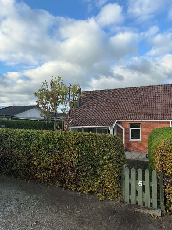 Nyistandsat og indflytningsklar ende-rækkehus - Andelsbolig 2 vær. med idyllisk beliggenhed - på lukket vej i Vallensved 4700. - grønnebjergvej 5 Vallensved, Næstved
