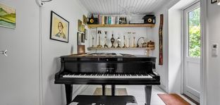 Søger I en charmerende bolig med personlighed og mange smukke detaljer, så kig nærmere på dette dobbelthus beliggende i rolige omgivelser tæt på skov og strand.  - Billede 11 af 28