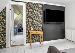 Søger I en charmerende bolig med personlighed og mange smukke detaljer, så kig nærmere på dette dobbelthus beliggende i rolige omgivelser tæt på skov og strand.  - Billede 10 af 28