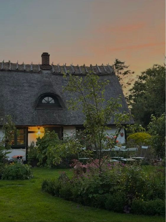 Idyllisk stråtækt bindingsværk i Morten Korch stil  - Stavreby Strandvej 32, Præstø