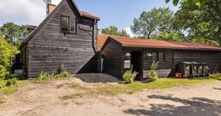 Søger I en charmerende bolig med personlighed og mange smukke detaljer, så kig nærmere på dette dobbelthus beliggende i rolige omgivelser tæt på skov og strand.  - Billede 16 af 28