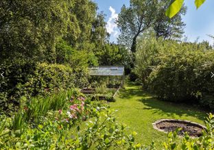 Søger I en charmerende bolig med personlighed og mange smukke detaljer, så kig nærmere på dette dobbelthus beliggende i rolige omgivelser tæt på skov og strand.  - Billede 20 af 28