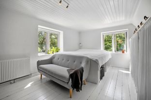 Søger I en charmerende bolig med personlighed og mange smukke detaljer, så kig nærmere på dette dobbelthus beliggende i rolige omgivelser tæt på skov og strand.  - Billede 9 af 28