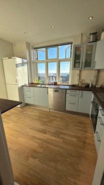 Stor 3-værelses andelsbolig med 8m2 sydvendt altan og flot udsigt over Randers og gudenåen - Slyngborggade 25 2. th, Randers C