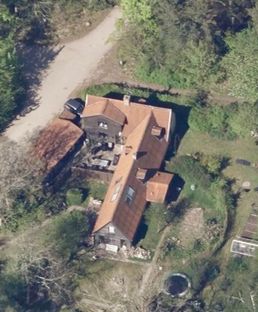 Søger I en charmerende bolig med personlighed og mange smukke detaljer, så kig nærmere på dette dobbelthus beliggende i rolige omgivelser tæt på skov og strand.  - Billede 2 af 28