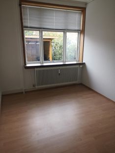Stuelejlighed midt i byen med egen P-plads - Billede 9 af 12