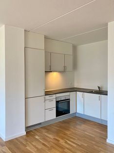 Lækker, lys 2-vær. med stor altan - Billede 3 af 5
